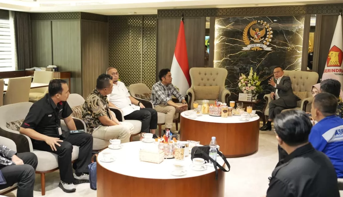 Wakil Ketua DPR RI, Sufmi Dasco Ahmad, bersama jajaran pimpinan Komisi VI DPR RI, Anggia Ermarini dan Andre Rosiade, menyambut kedatangan perwakilan Serikat Karyawan Telkom Indonesia (Sekar Telkom) di Kompleks Parlemen, Senayan, Jakarta, pada Kamis (23/7/2026). (Dok. Istimewa)