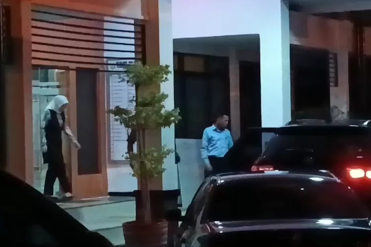 Mantan Bupati Purwakarta, Anne Ratna Mustika Diperiksa 10 jam oleh penyidik Kejari Purwakarta, terkait dugaan kasus gratifikasi mobil, Rabu 5 Februari 2025. (Foto: metropolitan)
