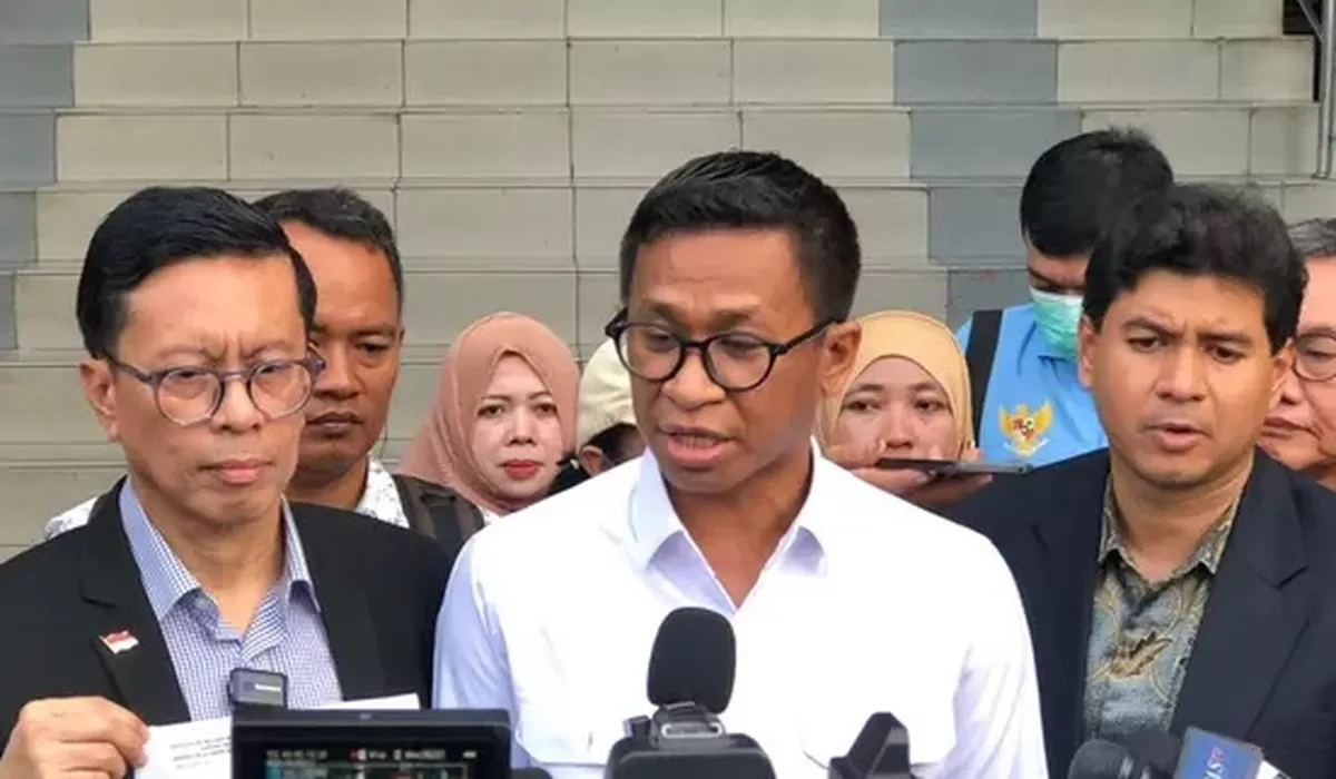 Ketua Harian Youtuber Nusantara, Taufik Bilfaqih, memberikan keterangan terkait dugaan penggunaan ijazah S2 dan S3 palsu Rismon Hasiholan Sianipar dari Yamaguchi University, Jepang./net