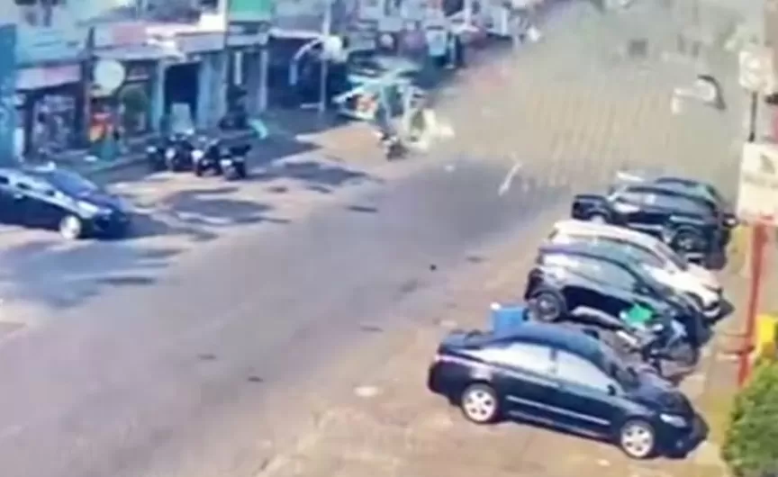 Detik-detik ledakan di rumah makan nasi tempong sri dewi di Pakuwon City Surabaya yang terekam oleh warga (IG/@virenbundane).