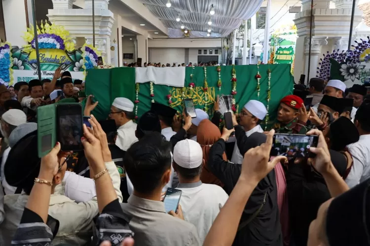 PEMAKAMAN : Ribuan masyarakat ikut mengiringi kepergian almarhumah istri Habib Luthfi Bin Yahya, Syarifah Salmah ke peristirahatan terakhirnya di Komplek Pemakaman Sapuro. (KONTENJATENG.COM/Arif Prayoga)