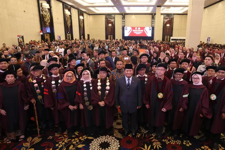 Prabowo Subianto saat menghadiri wisuda sarjana UKRI di Trans Convention Center, Bandung, Jawa Barat, Kamis (29/2/2024).