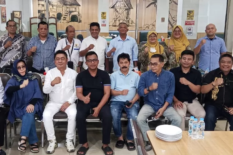 Mantan Ketua Kadin Kota Depok, Miftah Sunandar dan jajaran pengurus usia melakukan rapat di RM Simpang Raya, Jalan Margonda Raya, Kecamatan Beji, Jumat (28/11). (GERARD SOEHARLY/RADAR DEPOK)