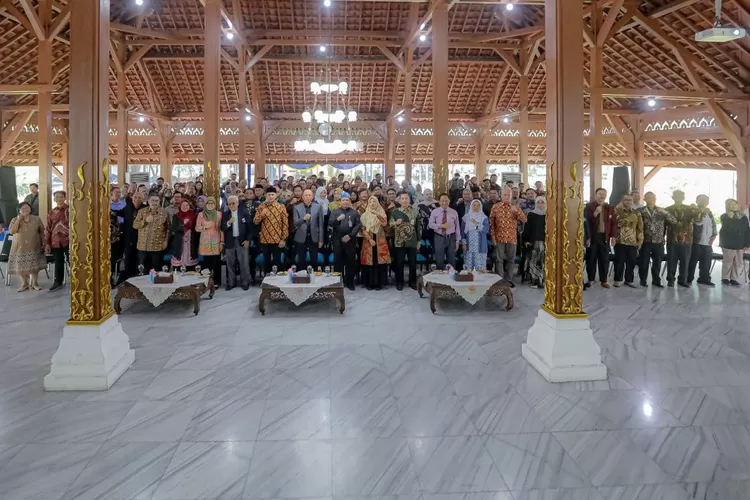 Bersama Pemkot Bandung,&nbsp;75 Perguruan Tinggi Komitmen Kelola Sampah Mandiri dan Hijaukan Lahan Kritis. (Foto/Humas Pemkot Bandung.)