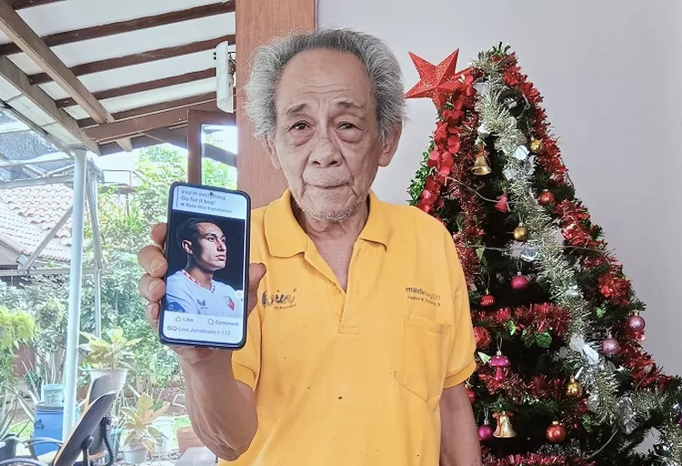 Kakek Miliano Jonathans, Willy Jonathans menunjukan foto sang cucu ketika disambangi Radar Depok di kediamannya, Jalan Pemuda, Kelurahan Depok, Kecamatan Pancoranmas, Rabu (18/12).