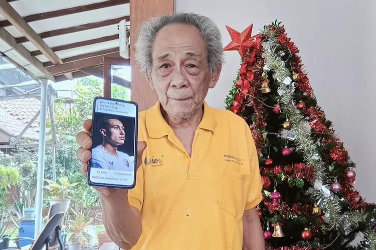 Kakek Miliano Jonathans, Willy Jonathans menunjukan foto sang cucu ketika disambangi Radar Depok di kediamannya, Jalan Pemuda, Kelurahan Depok, Kecamatan Pancoranmas, Rabu (18/12). (GERARD SOEHARLY/RADAR DEPOK)