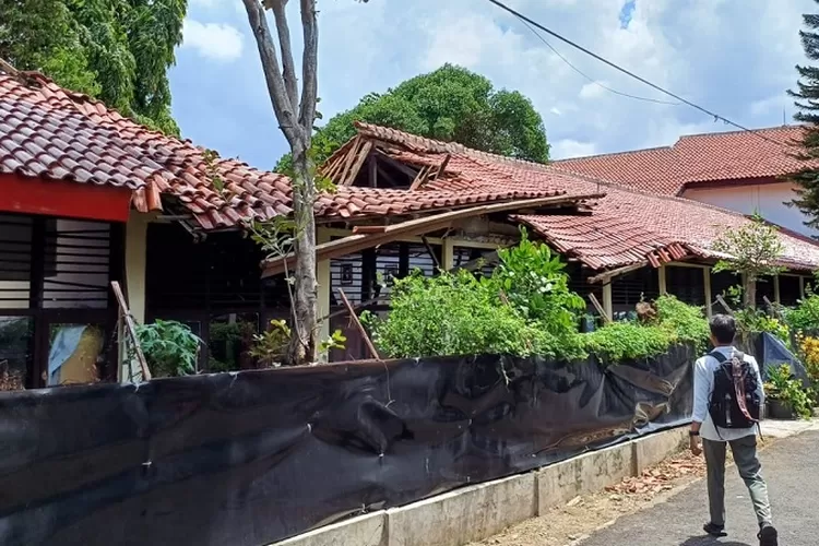RUSAK : Salah satu sekolah di Kota Depok yang masih rusak. (ALDY RAMA/RADAR DEPOK)