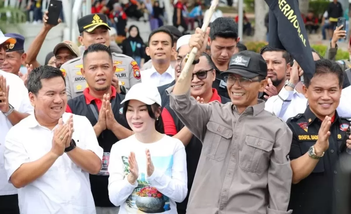 Walikota Batam Amsakar Achmad dan Wakil Walikota Batam Li Claudia Chandra menghadiri peringatan Hari Buruh Internasional di dua lokasi. (Foto:Diskominfo Batam)