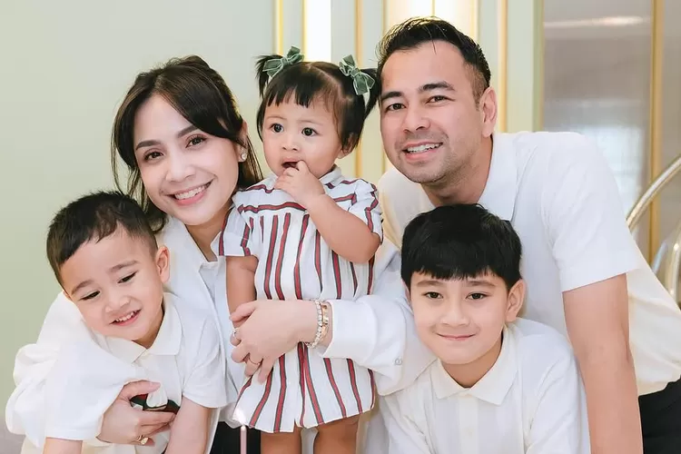 Raffi Ahmad dan Nagita Slavina bahagia menyambut pertambahan usia bayi Lily (Foto: Gorajuara/ Instagram/ @raffinagita1717)