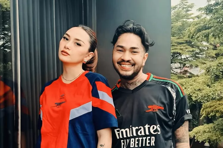Onadio Leonardo alias Onad kompak memakai baju berlogo Arsenal bersama istrinya, Beby Leonardo (Foto: Gorajuara/ Instagram/ @onadioleonardo_official)