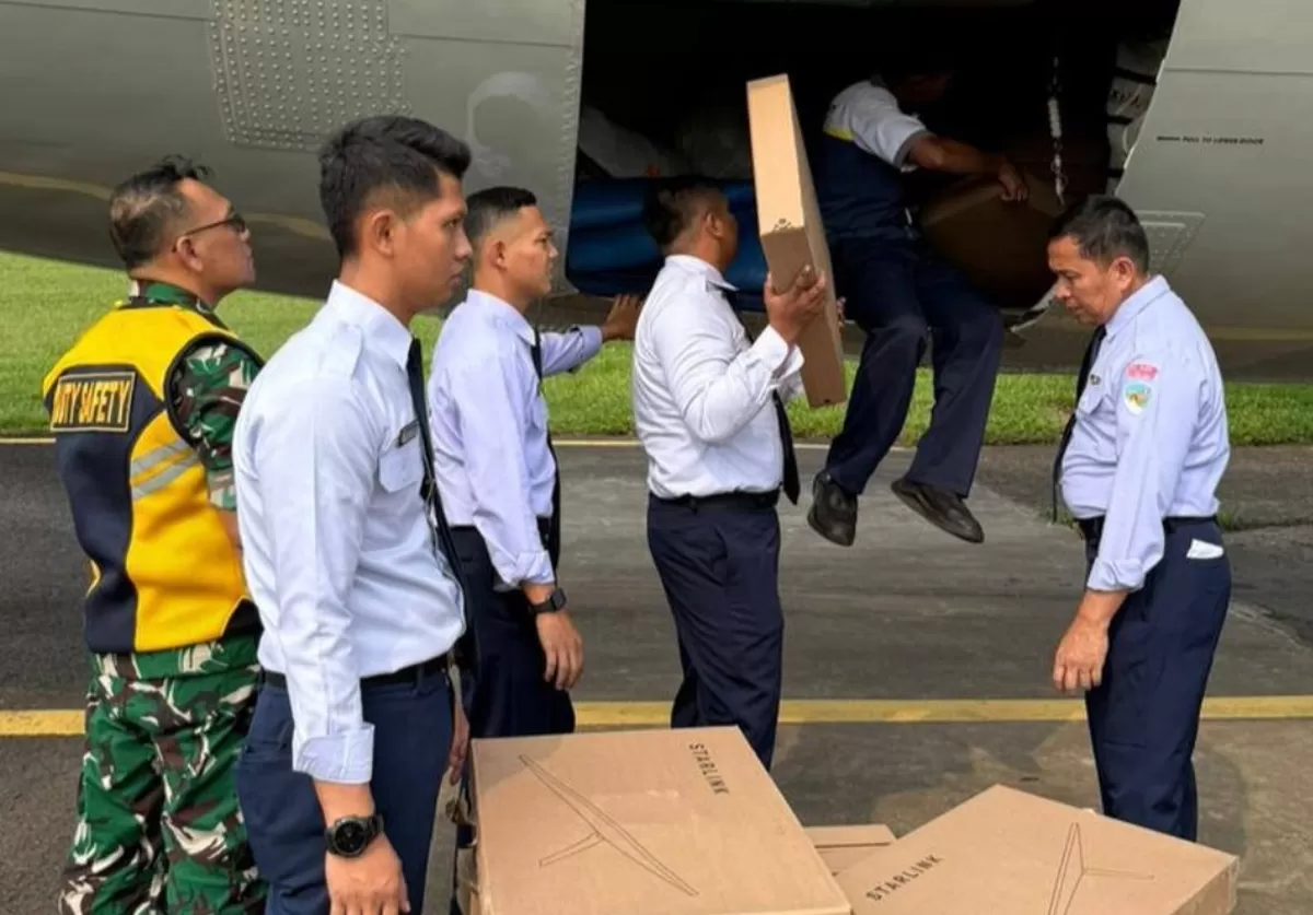 Penyaluran 180 unit modem Starlink Kota Manado, Sulawesi Utara untuk diteruskan ke warga di Pulau Miangas. (Foto: Kemkomdigi)