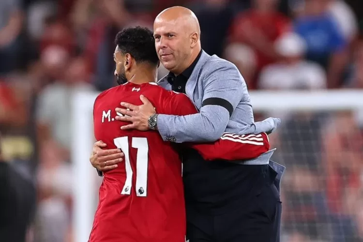 Salah bersama manajer Arne Slot (Foto: X)