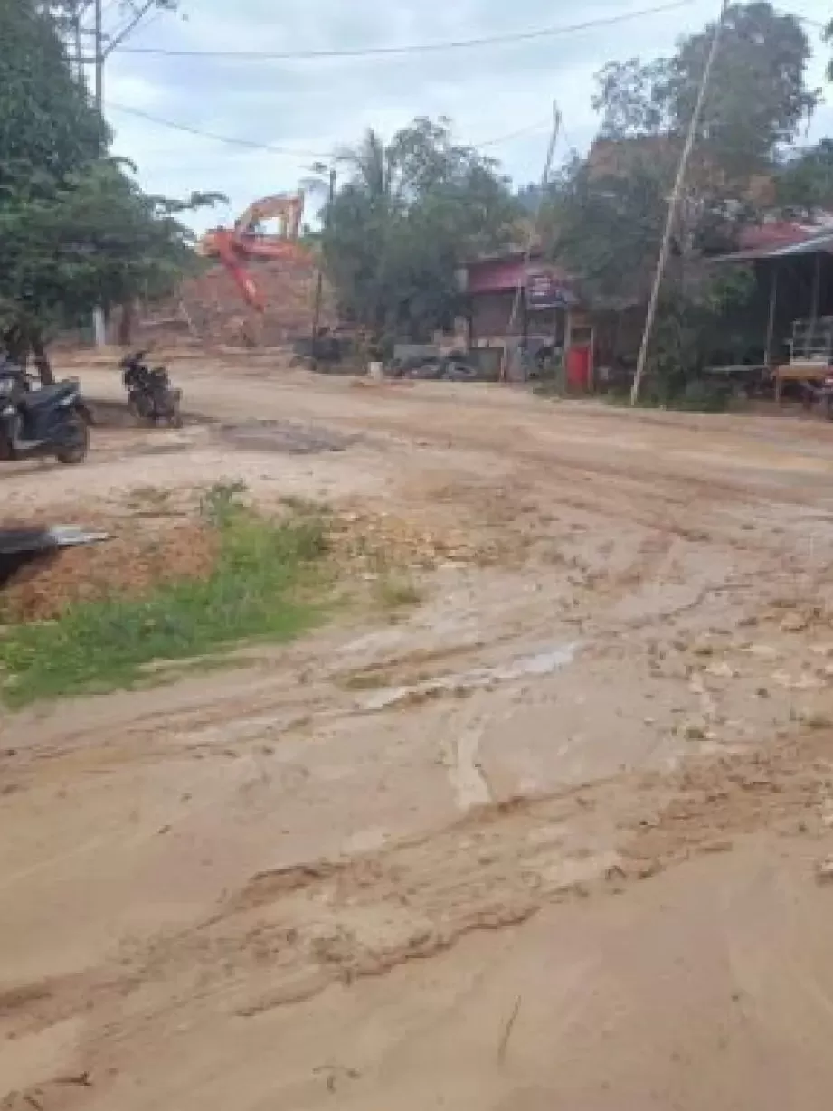 SUDAH LAPOR: Kondisi jalan di Lubuk Tutung, Desa Sekerat dipenuhi lumpur diduga dari aktivitas galian C. Warga sudah melapor ke pemerintah setempat namun belum ada tindak lanjutnya.  