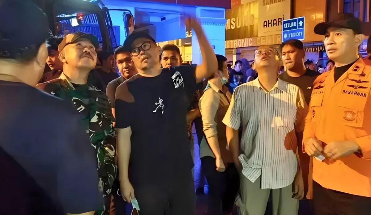 Wakil Wali Kota Manado, Richard Sualang, turun langsung meninjau lokasi kebakaran di kawasan Mega Mall Manado. (Dok. Istimewa)