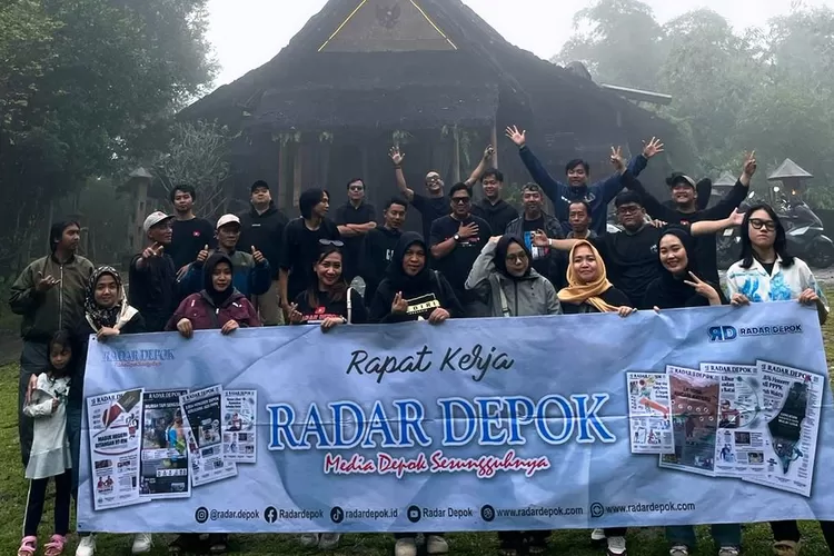Foto bersama seluruh pegawai Radar Depok usai melaksanakan raker di Jalan tegal Luhur, Kecamatan Megamendung, Kabupaten Bogor, pada 7-8 Februari 2024. (ANDIKA EKA/RADAR DEPOK)