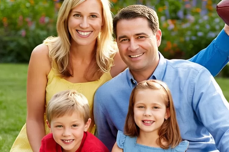 Ilustasi Keluarga Bahagia. Peran Ayah dalam Menjaga Kesehatan Mental Keluarga, Lebih dari Sekadar Tulang Punggung