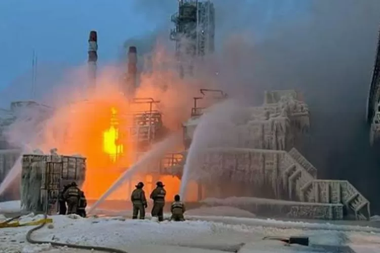 Ukraina lakukan serangan balas dendam terhadap Rusia, depot minyak milik Putin di Krasnodar hangus terbakar