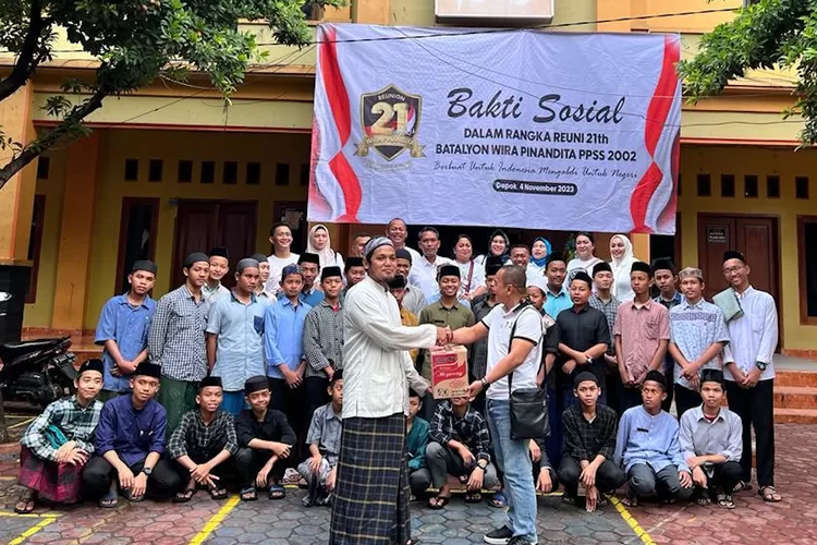 Sekolah Inspektur Polisi Sumber Sarjana (SIPSS) 2002 Batalyon Wira Pinandita, menggelar bakti sosial di Depok dan Jakarta. Kegiatan ini sebagai bentuk reuni ke 21 angkatan mereka.