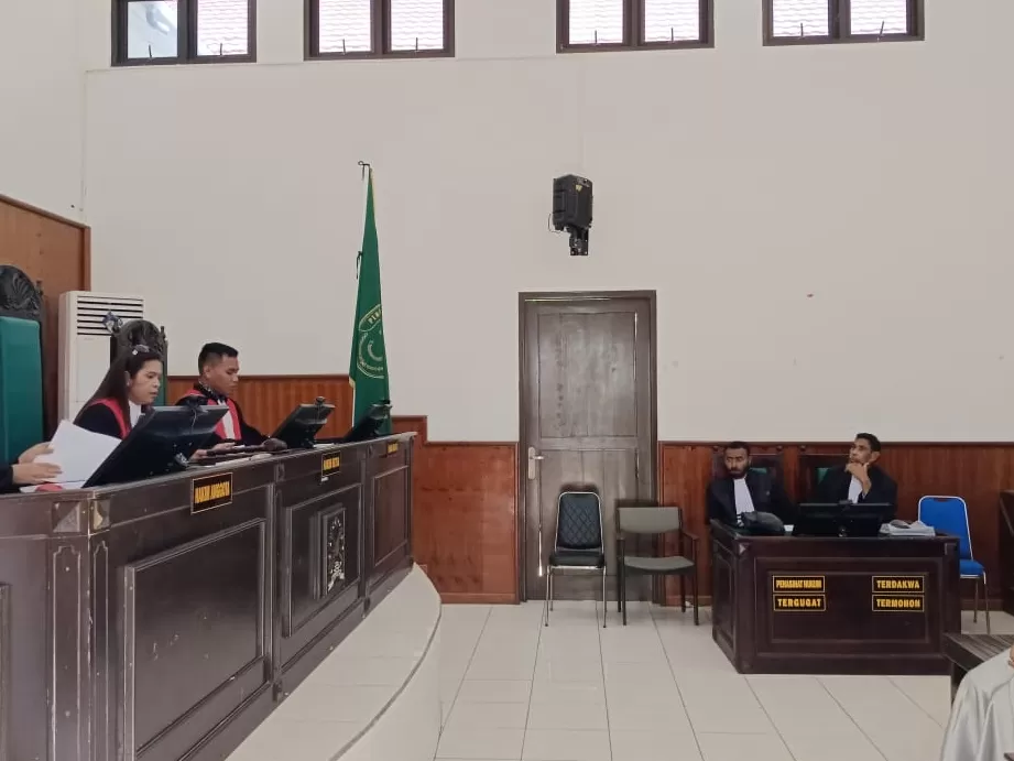 Terdakwa Direktur PT. Elora Papua Abadi, Regina Diana Pratama Sari saat mendengarkan putusan majelis hakim Pengadilan Negeri Merauke, Kamis (9/11/2023). (Foto ceposonline/SULO)