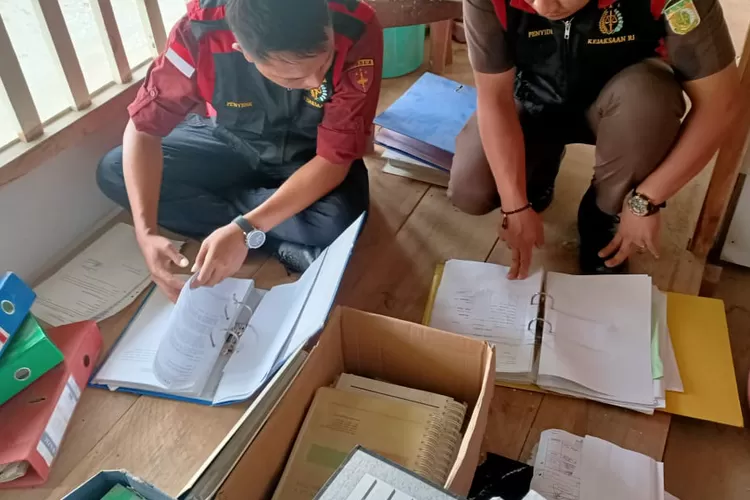 Jaksa pada Kejaksaan Morowali saat menggeladah kantor Perusda Morowali 