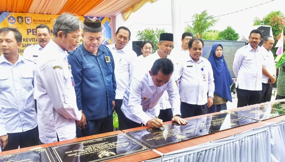 Gubernur Kepri Ansar Ahmad menandatangani sejumlah prasasti gedung dan bangunan sekolah yang dibangun melalui Program Revitalisasi Asta Cita SMK/SMA dan APBD Kepri TA 2025. ( Foto :Biro ADPIM Kepri)