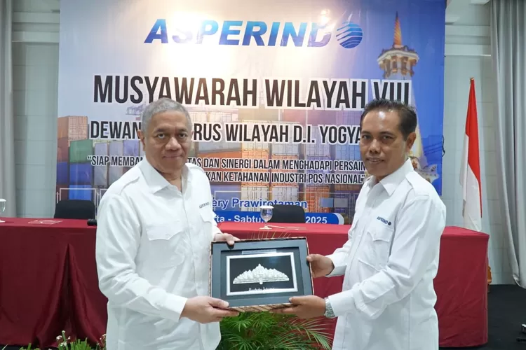Ketua Umum DPP Asperindo, Mohamad Feriadi Soeprapto (kiri) memberikan selamat kepada Adi Subagyo yang kembali terpilih sebagai Ketua DPW Asperindo DIY periode 2025-2029 dalam Muswil VIII di Yogyakarta, Sabtu (19/4/2025).  (Foto: Dok. Istimewa)