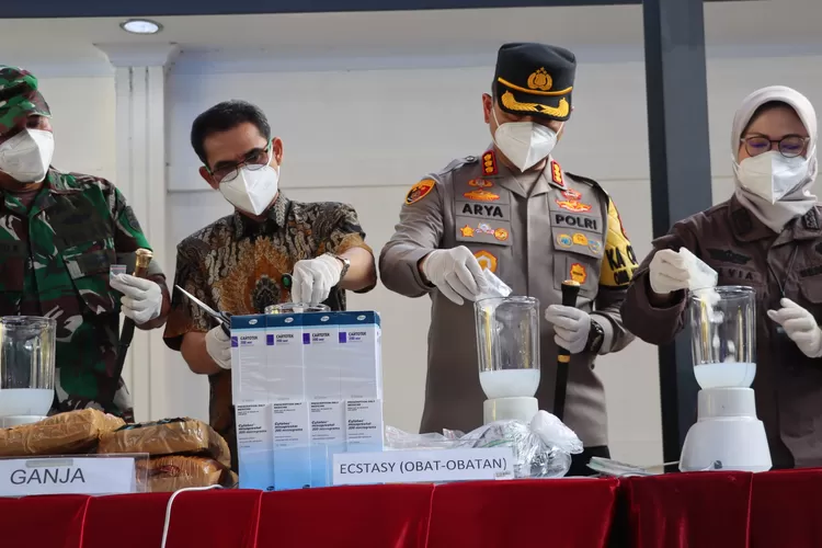 Forkopimda Kota Depok memusnahan barang bukti yang dilakukan di Gedung Rupbasan Kejaksaan Depok, Kamis (22/2). (ISTIMEWA)