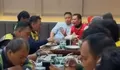 Tertangkap Kamera! Supian Suri Makan Malam Bersama Pengemudi Ojol, Serap Aspirasi Hingga Deklarasi Dukungan