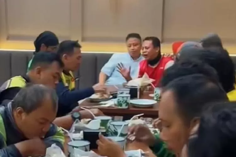 Calon Walikota Depok, Supian Suri saat makan malam bersama dengan para pengemudi Ojol, beberapa waktu lalu.  (ISTIMEWA)