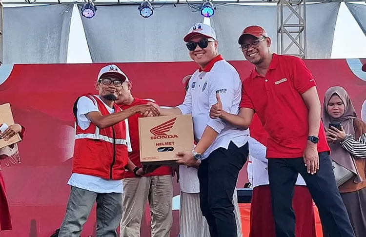 Ketum Walikota Cup Irfan Januar meberikan hadiah door prize didampingi Wakil Walikota Depok Imam Budi Hartono.