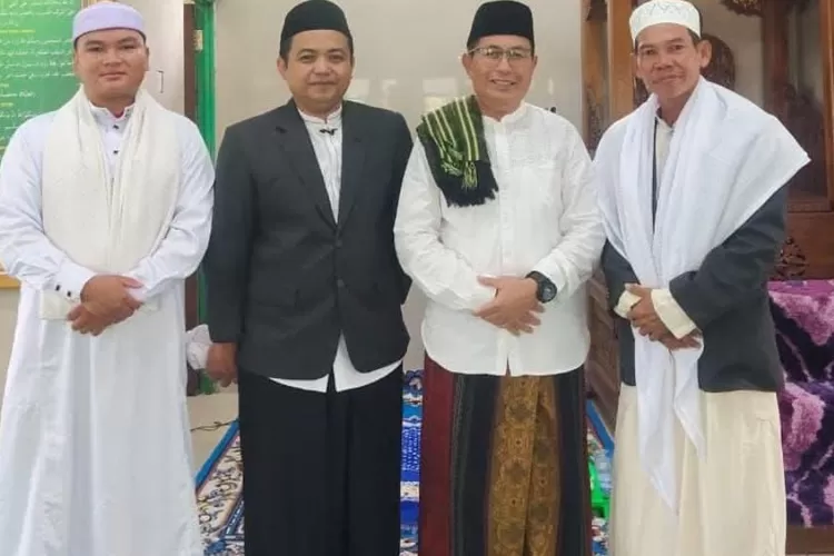 Rejikinoor (dua dari kanan)