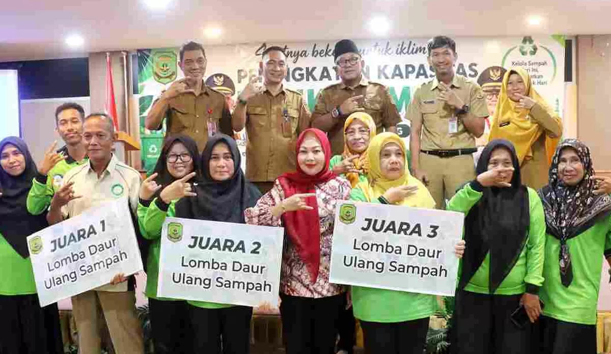 Walikota Tanjungpinang Lis Darmansyah foto bersama pemenang lomba daur ulang sampah. (Foto: Diskominfo Tanjungpinang)