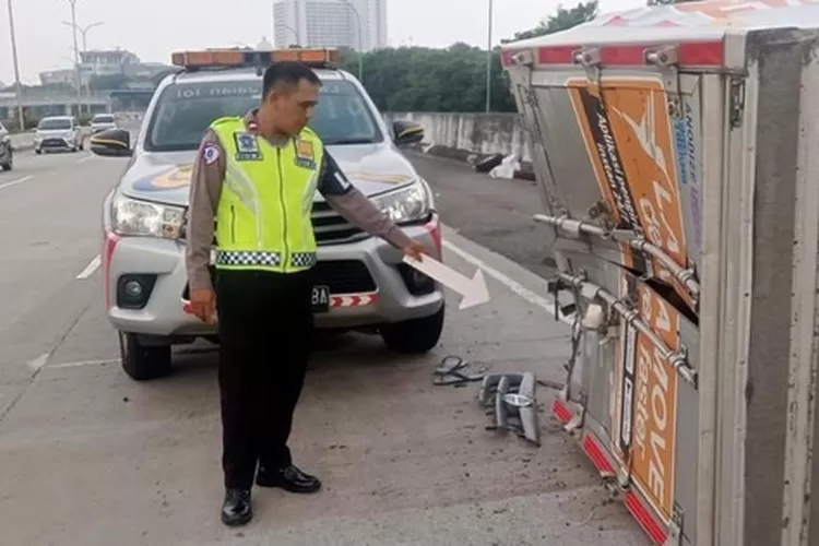 TKP : Anggota polisi saat mengolah TKP kecelakaan maut yang terjadi di Tol Cinere-Jagorawi (Cijago) KM 43+400B, Kota Depok, Kamis (10/4). (POLRES DEPOK)