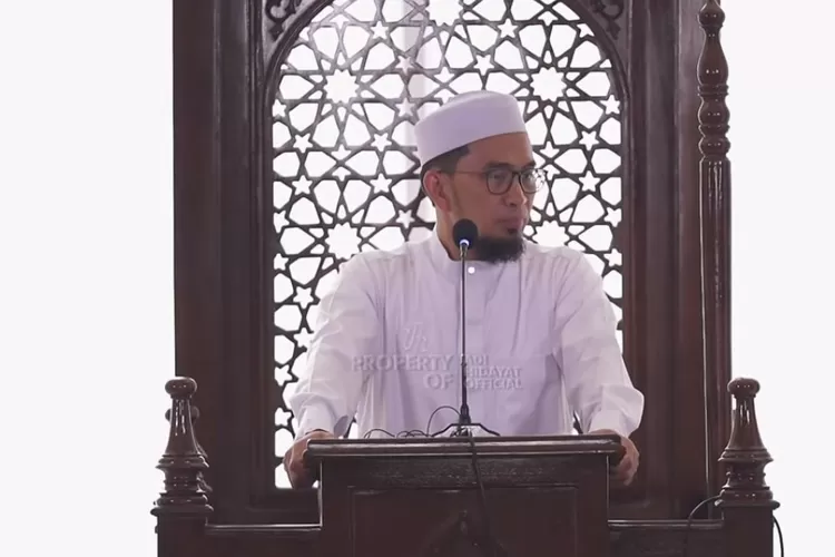 Ustaz Adi Hidayat Menyampaikan Materinya Saat Menjadi Khatib Salat Jumat Ramadan dengan Tema 5 Zikir Khusus di Jumat Ramadan (Tangkapan Layar YouTube Adi Hidayat Official)