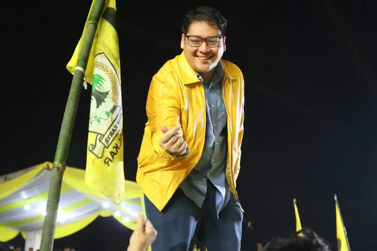 Caeg DPR RI dari Partai Golkar Ravindra Airangga mengajak para kader Golkar berpolitik santun saat kampnye akbar di Stadin Pakansari pada Rabu 7 Februari 2024.