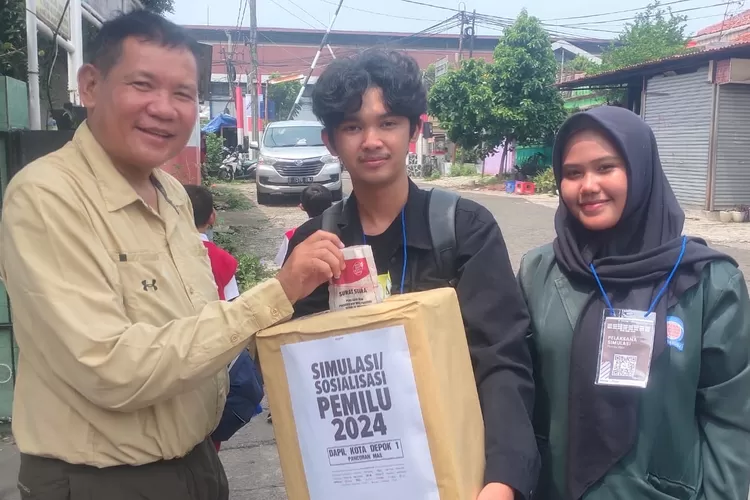 Relawan Simulasi Sosialisasi Pemilu 2024 Radar Depok tengah menunggu pemilih melakukan pencoblosan yang ingin dimasukan ke dalam kotak suara., Selasa (12/12). (ANDIKA/RADAR DEPOK)