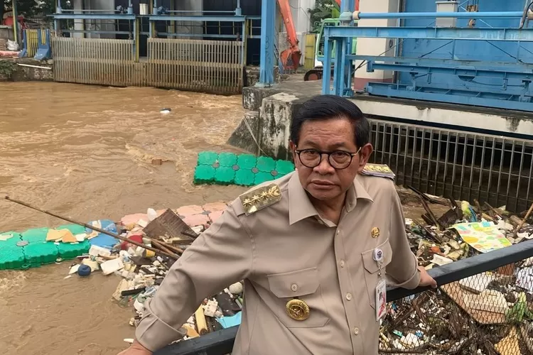 Gubernur DKI Jakarta, Pramono Anung saat memantau kondisi banjir di Pintu Air Manggarai, Selasa (4/3) (Elizabeth Widowati )