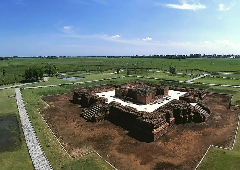 Candi Bladongan berada di Desa Segaran, Kerawang, didirikan abad ke 5-6 di masa Kerajaaan Tarumanegara. (X/@summarecon_krw)