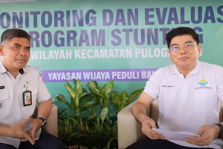 Agus Purwanto, Wakil Camat Kecamatan Pulo Gadung (kiri) dan Eddy Wijaya, Ketua Yayasan Wijaya Peduli Bangsa  (kanan)  