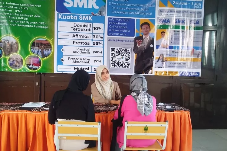 Suasana ruang Ruang verifikasi dan unggah berkas di SMKN 3 Depok. (ANDIKA EKA/RADAR DEPOK)