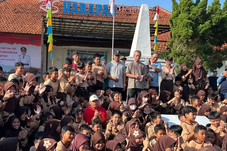 Walikota Depok, Supian Suri (baju merah) di antara puluhan pelajar SDN Depok 2 saat di Gedung Ex RS Harapan, Jalan Pemuda Kelurahan Depok, Kecamatan Pancoran Mas, Jumat (15/8). (PEMKOT DEPOK)