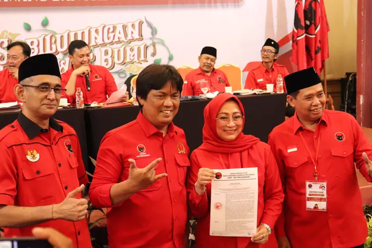 Yuni Indriany (Dua dari kanan) resmi sebagai Ketua DPC PDI Perjuangan Kota Depok bersama Sekretaris Imam Turidi (Paling kanan), dan Bendahara Achmad Riza Al-Habsyi (Paling kiri) menjabat pada periode 2025&ndash;2030. (RADAR DEPOK)