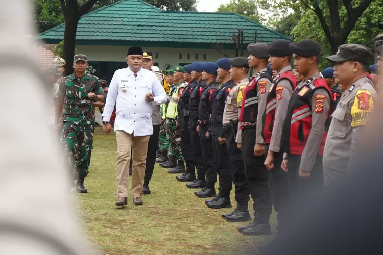 Bupati Rudy Susmanto menyemangati petugas yang akan diterjunkan dalam Operasi Ketupat Lodaya 2025. (KABAR BOGOR)