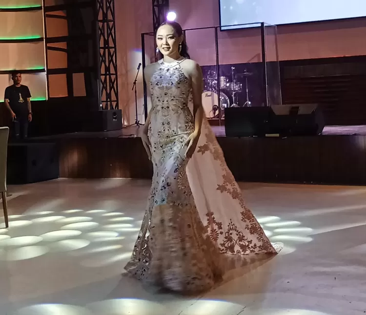 Salah satu model sedang memeragakan gaun pesta karya Anwar Dani