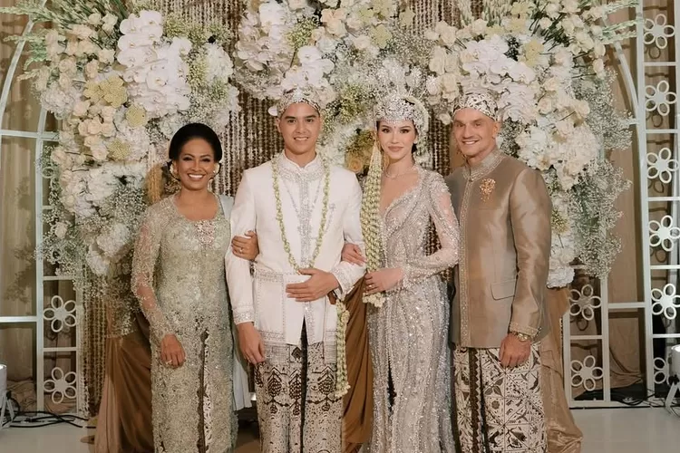 Risa Dewi (paling kiri) dampingi Al Ghazali dan Alyssa Daguise saat menikah (Foto: Gorajuara/ Instagram/ @risa_dewi)