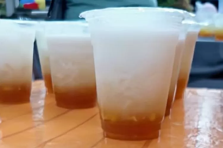Minuman khas Rembang, Dawet Siwalan yang merebak selama bulan Puasa Ramadhan, Jumat (14/3) (Elizabeth Widowati )