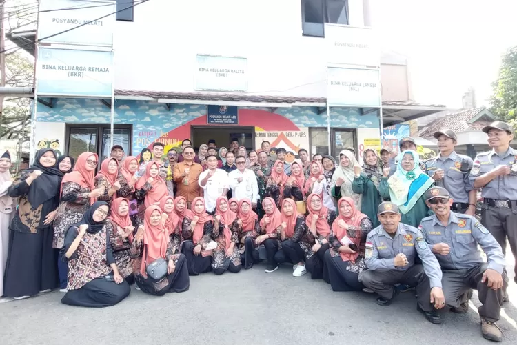 Camat Cipayung, Hasan Nurdin bersama Lurah Ratujaya saat menghadiri proses verifikasi Proklim RW 5, Kelurahan Ratujaya, Kecamatan Cipayung, Rabu (3/7). ( AGNESYA WIANDA/RADAR DEPOK)