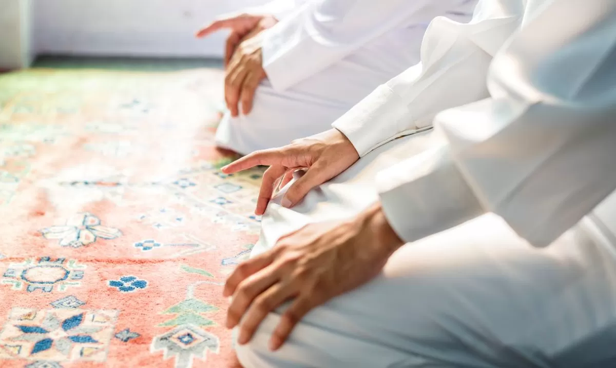 Ilustrasi mengangkat jari saat duduk tahiyat awal atau akhir dalam sholat (Pexels/rawpixels.com)