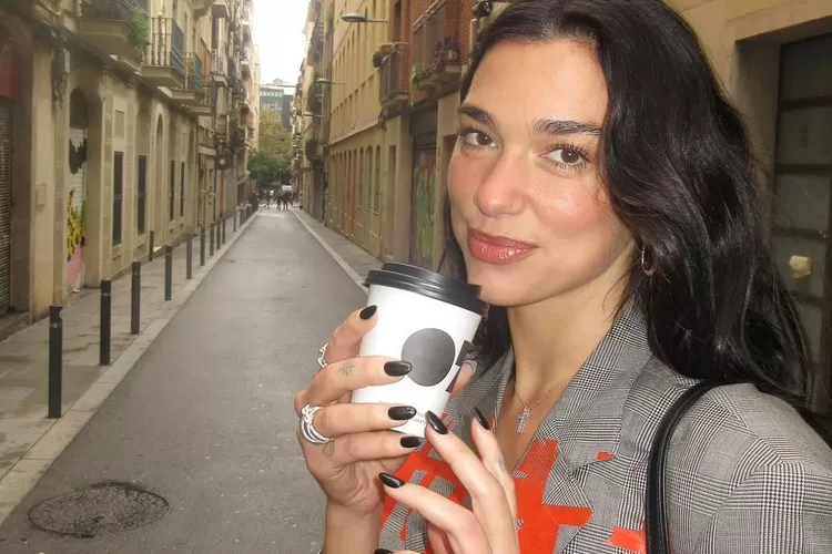 Dua Lipa umumkan batal konser di Jakarta (Foto: Gorajuara/ Instagram/ @dualipa)