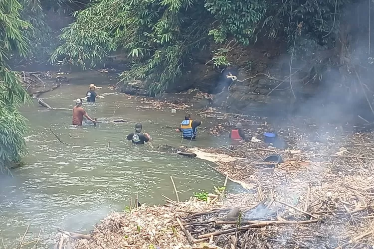 GIAT : Komunitas P3C dan Aliansi Sabojong gotong royong bebersih sungai lanjutan tahap II di Curugan Wadonan Jalan Raya Curug TopikRT5/9 Kelurahan Curug, Kecamatan Bojongsari, Minggu (16/2). (RISKY DWI LESTARI/RADAR DEPOK)